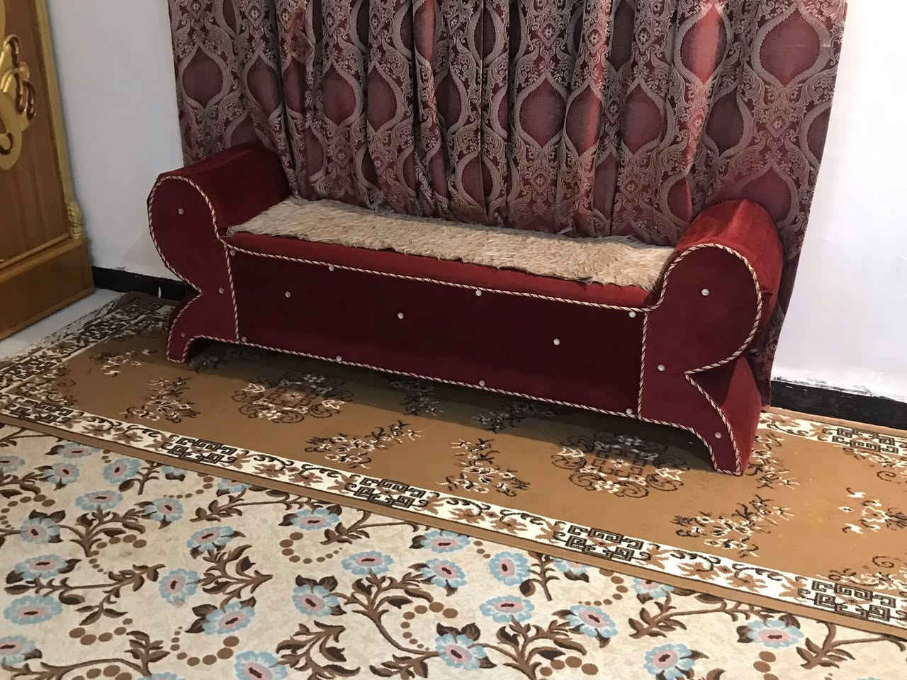غرفة اخشاب تسكام نظيفه كلش طابقين كامله رايدها بمليون وبيها محال مكانها ابو صخير ***********
