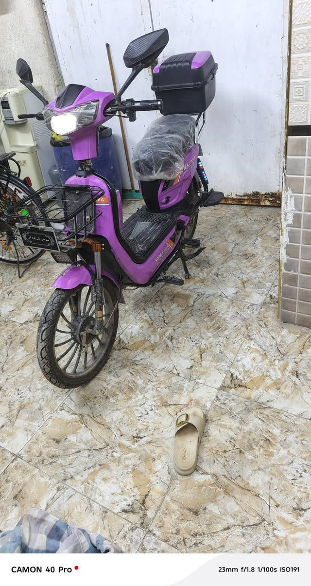 سلام عليكم دراجه شحن للبيع 
دراجه قبل شهر اخذتهه جديده 
١٥٠٠ واط 
٦٠ فولت 
تمشيك بل شحنه الوحده ٣٥ كيلو 
شاحنتهه وياها تجي بصمتين وكرتين وسويجات ثنين 
وبيهه سماعه بلوتوث صوتهه عالي 
سعر ٣٥٠ وبيهه مجال للطيبين مكاني بغداد منطقة الحريه 
رقمي *********** اتصل أو وتساب
