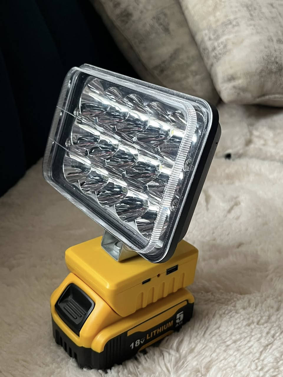 لايت بلاجكتؤر  ٤٥ وات  زؤر به قوه ت + وه ك پاوه ر بانك به كارديت  درچونى تايپسى و usb يش + ٢ باترى ديوالت  ٥ امپير + ١ شاحينه سه ريع به ٥٥ ده قه پرشه حن ابيت
٨٠ هه زار نرخى 
به س باتريه كان ١ دانه ى به ٤٠ هه زاره له بازار
*********** سليمانى
