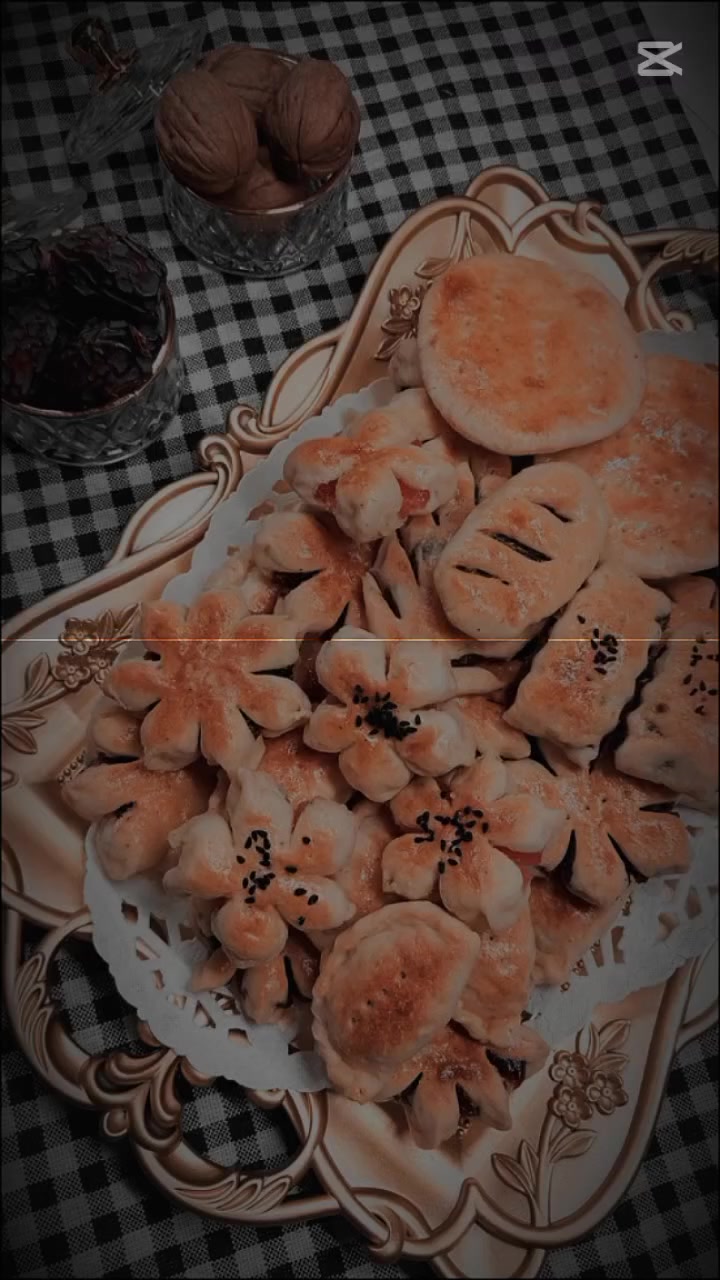 اعترافات قبل العيد 😂👇
واحد كَال:
"هاي آخر كليجة وآني أبطل!"
بعدها بخمس دقايق:
هاي آخر كليجة تمر…
وبعدها: هاي آخر كليجة جوز…
وبعدها: هاي آخر كليجة كاكاو…
وبالأخير يكول:
"والله المشكلة مو بيّه… المشكلة بالكليجة طيبة!" 🤭
وبالعيد تصير الحالة الطبيعية:
تزور بيت واحد…
تطلع من عندهم شايل ٣ كيلو كليجة ببطنك 😅
وكل بيت يكلك:
"بس ذوق وحده!"
والوحده تطلع ٤ أنواع! 😂
كليجة العيد جاهزة بالحشوات:
🫓 تمر
🥐 جوز
🥥 جوز الهند
🍫 كاكاو
🍬 حلقوم
🥨 سمسم
🔸 مدورات
أكلات جنائن الموصل ترحب بحجوزاتكم 🌿


**إذا كنت صاحب هذا الإعلان وتريد حذفه لأي سبب، رجاءا أرسل رسالة إلى الدعم الفني**