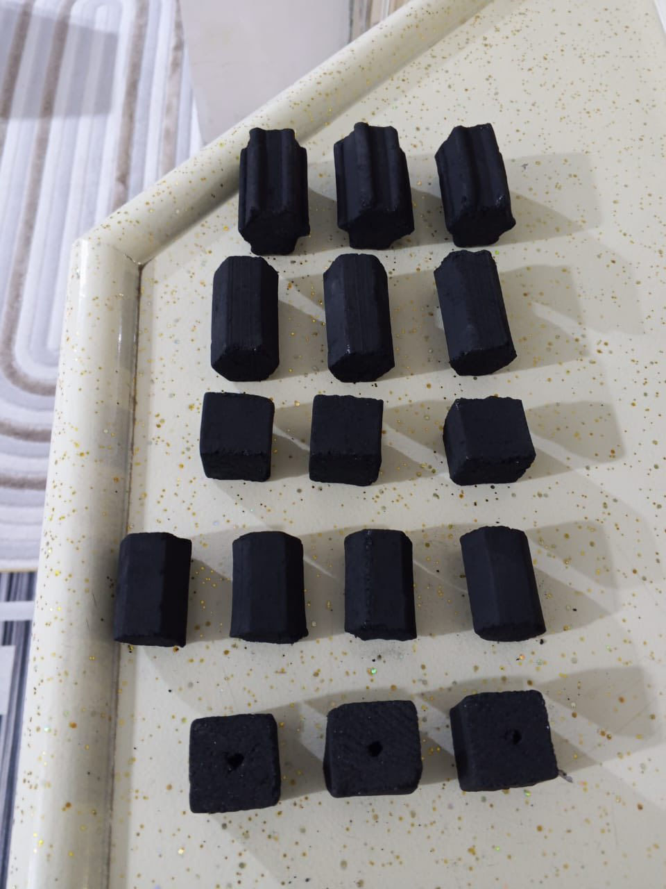 السلام عليكم فحم درجه اولى شرط ع الفحص كميات خير من الله المواصفات
لا ريحة ولا غاز ولا صداع 
ولا تغير طعم النركيلة لون  الرماد ابيض ونسبة الرماد 3   0/0 الاصبع الاملس 
والاصبع المحزز.   رقم الهاتف ***********
