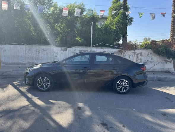 السلام عليكم 
كيا فورتي موديل 23
حادث جاملغ وباب صبغ . شواصي مكفولة بشرط . 
ماشية 8 الاف ميل فقط  ( مشي امريكا ) . 
رقم اربيل جديد ( وكالة او تحويل مضمون ) . 
مواصفات السيارة :- مكينة 2000 دوش ، شاشة ، كاميرا خلفية ، رادارات امامية وخلفي ، توقف ذاتي ، كروس سرعة ، قيادة ذاتية ، ويل كب ، وباقي مواصفات معروفة العادية . . 
السعر / 153$  وبيها مجال بسيط . 
مكان / بغداد . 
للاتصال / *********** .
