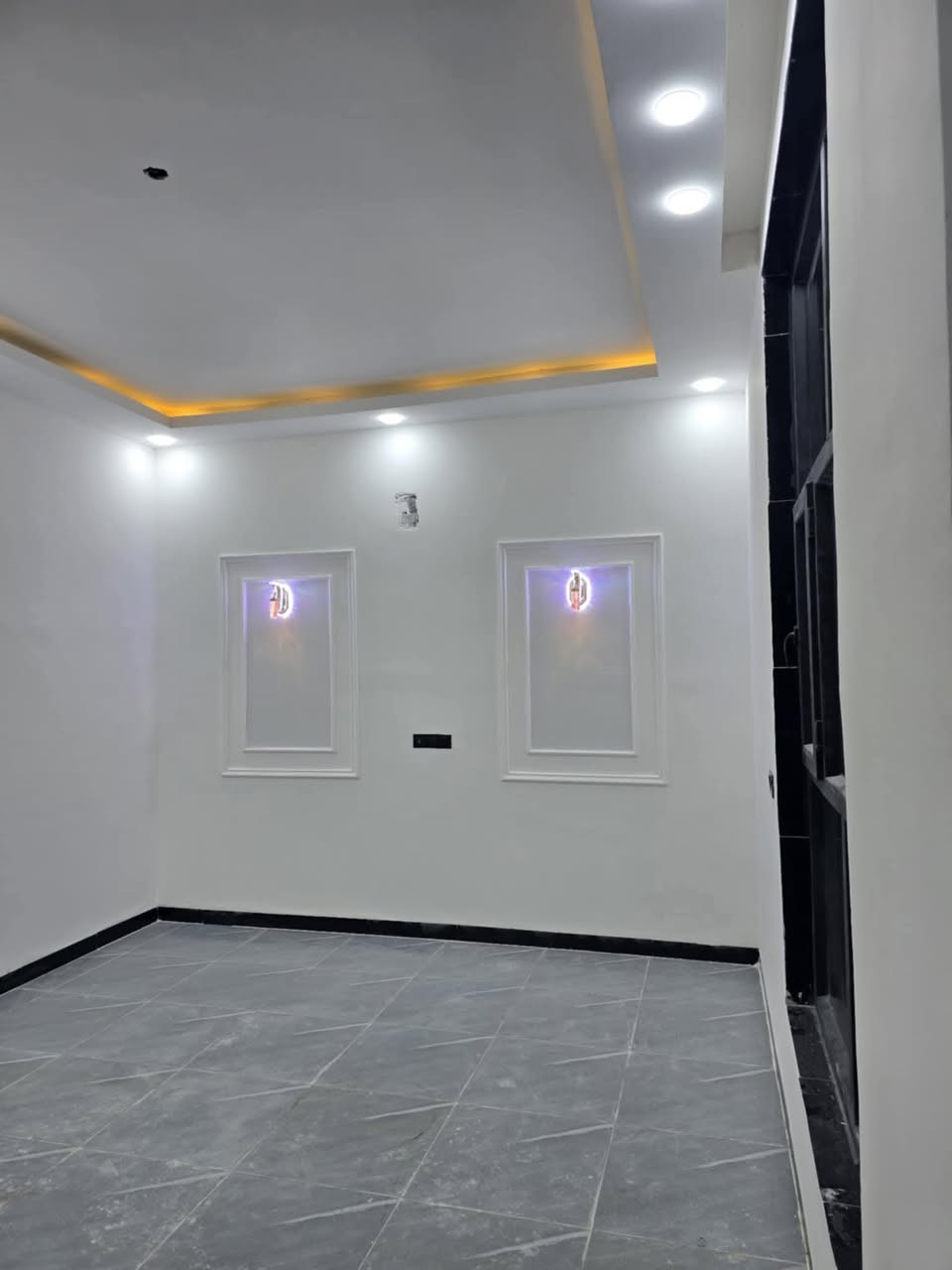 🏡 2 بيوت للبيع_بناء حديث
الديوانية / مجمع توحيد العفلوكي طريق السنيه السياحي وره سكة القطار . 
🔸طابو زراعي سند 25  . 
مساحة البيت الواحد 200م² – طابق واحد
🔹 2 غرفه نوم + استقبال + صالة
🔹 3 صحيات
🔹 مطبخ 
📞 للاستفسار:*********** واتساب مراجعه المكتب العاصمة للعقارات والمقاولات العامه العنوان الديوانية ام الخيل ساحه الاحتفالات قرب البلديه الجديده ***********
