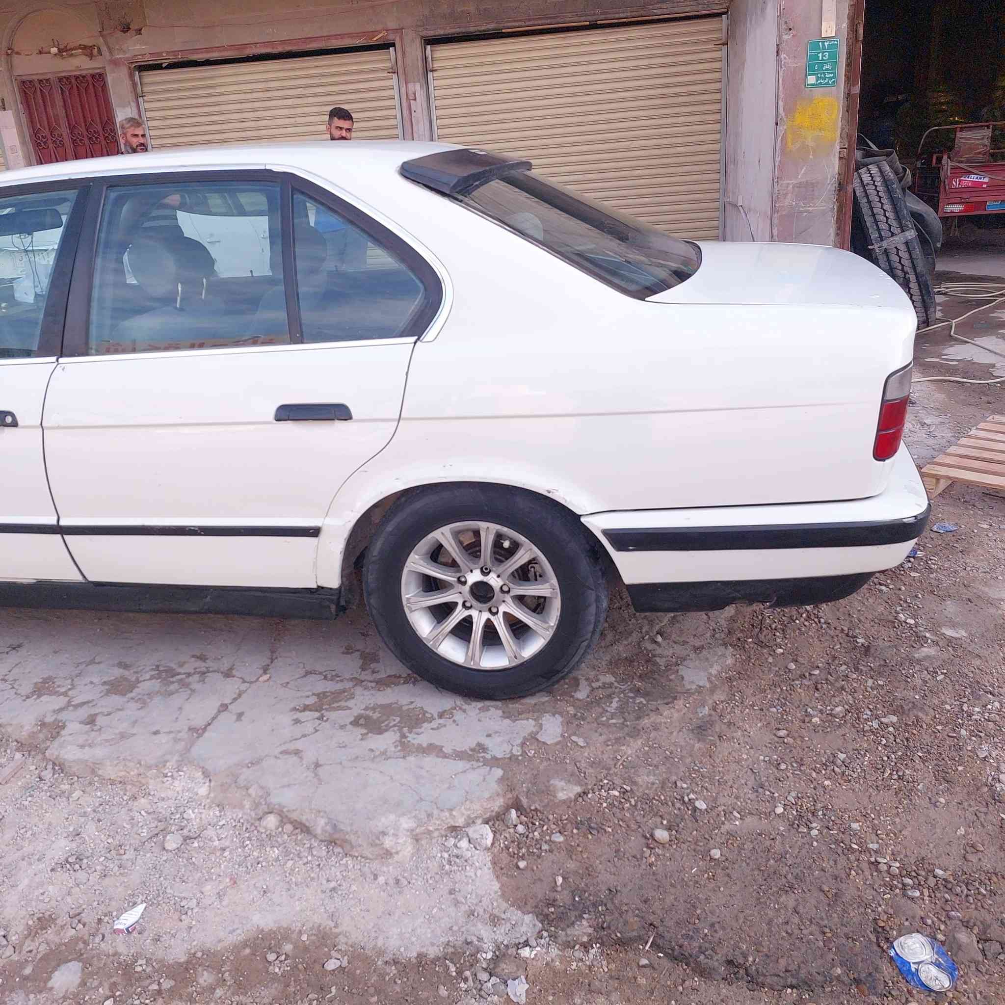 سلام عليكم بي ام البيع موديل 1990 
سياره خير من الله نضيفه معنه الكلمه 
كير محرك كفاله عامه تخم تاير جديد 
المكان بغداد المدائن سلمان باك  السعر 40 وبيه مجال الطيبين 
رقم الجوال ***********
خابر ودلل رقم الثاني بيه وتساب 
***********
