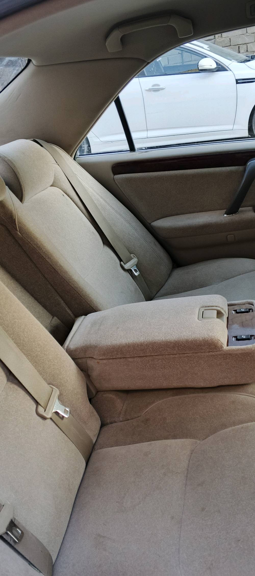 كصتها جنطه مكينه وكير وحداديه طخم تايرات منظومة زنون كرستال كشنات اربعتهن كهربائي سويج بصمه بيها  تلحيضات بسيطه  البك لايت مكسور يرادله تبديل والدعاميات الاماميه والخلفيه يرادلهن ترتيب مثل ماتشوف بصوره غرفتها بجيس وبديها كلش نظيف بيه ارقام الماني حفر متومه وسنويه