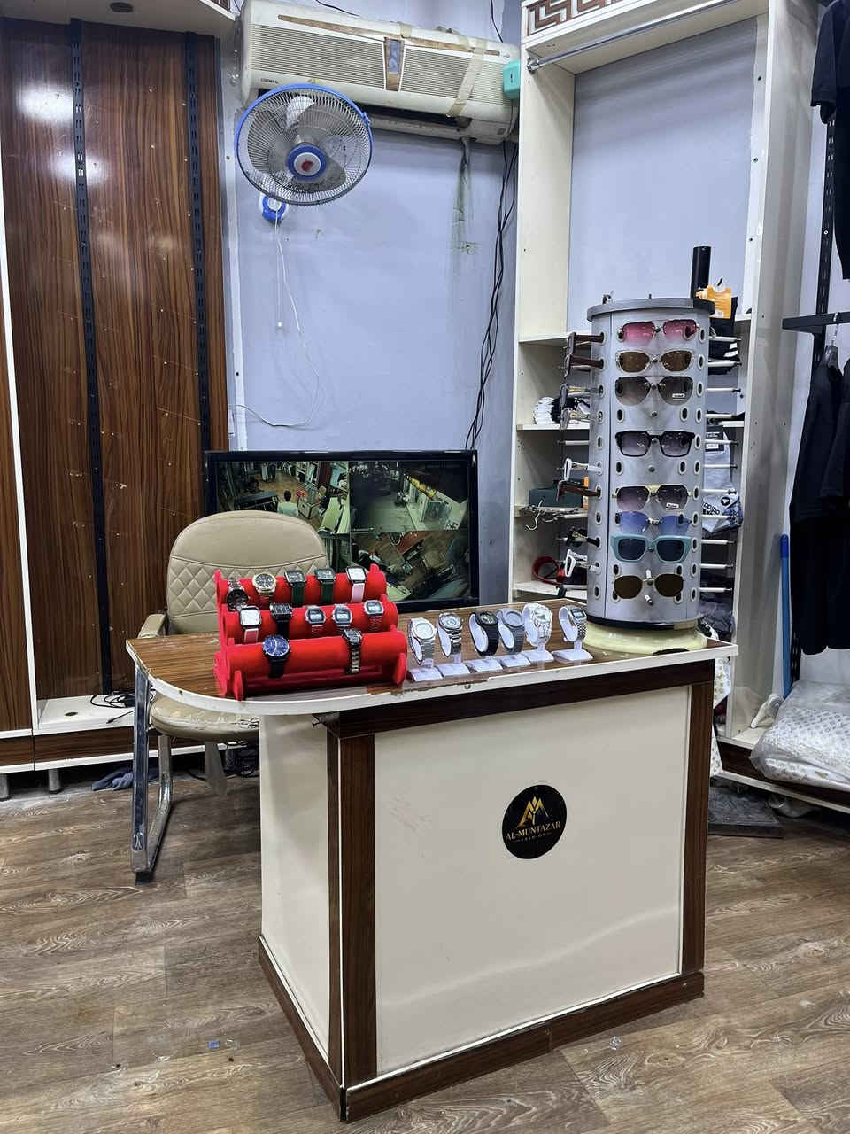 محل ملابس للبيع  ديكور خشب نضافته 85‎%‎ مع الملابس كامل الموقع البصره -ابي لخصيب _محيله -مقابل أفران لفاخر  تريد ويه لمكان اجاره 500او تريد بس لغراض براحتك اني ابيعه كامل لاستفسار ***********
