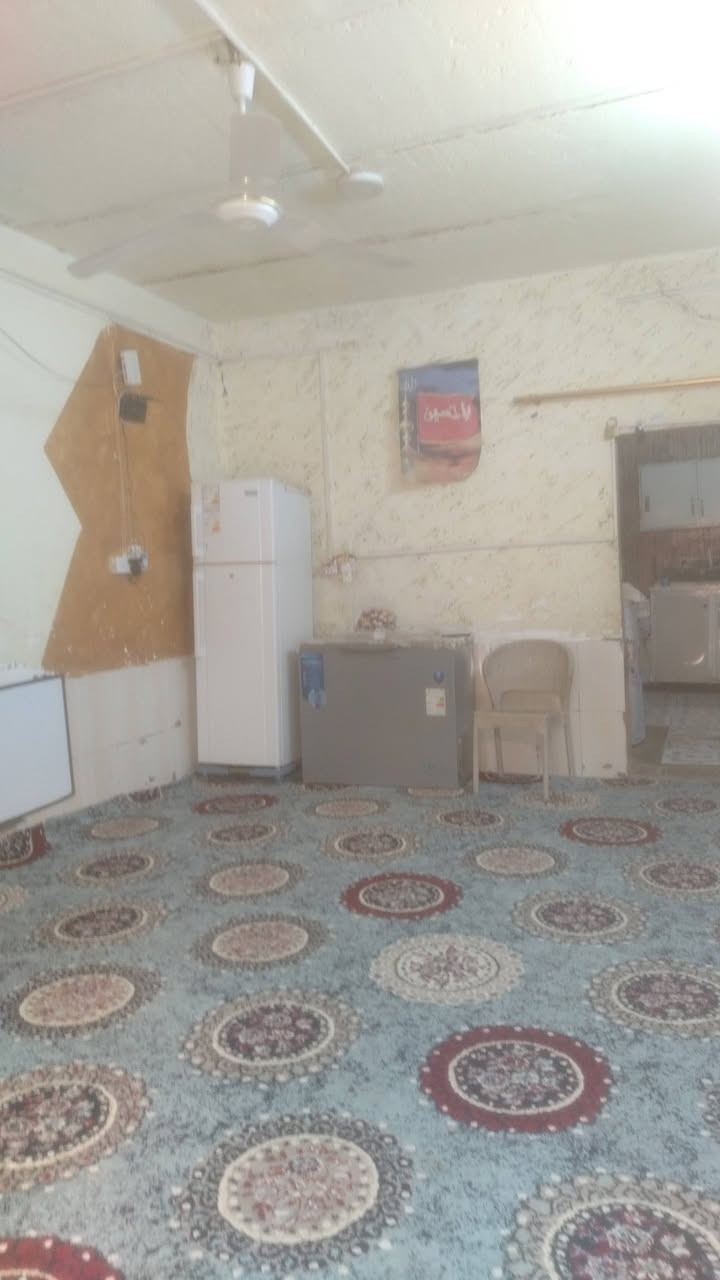 السلام عليكم بيت طابو صرف مربع اومروس بيت زراعي البيت 100متر مربع العنوان حي العسكري قرب جامع الحسين عليه السلام يحتوي براني ومطبخ وصاله وغرف نوم عدد الغرف واحده صحيات عدد1وطارمه اي استفسار علئ هذا الرقم *********** تصال وتساب
