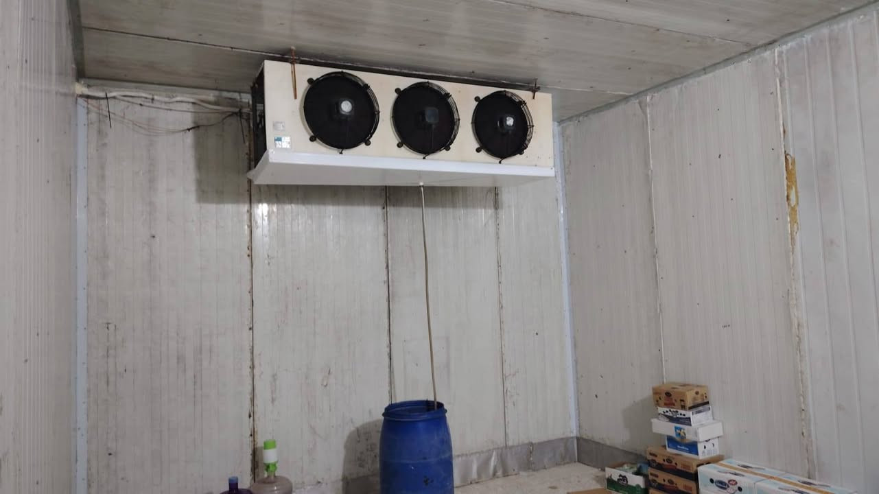 سلام عليكم ورحمة مكتب جمله للبيع السعر 14موقع العبيدي شهداء ثانيه
يحتوي عل براد 10طن 
عارظات عدد 12
سستم كامرات سستم كاشير وحاسبه وطابعه باركود وطابعه فواتير لمحل جاهز عوزه بس مسواك رقم الهاتف ***********
