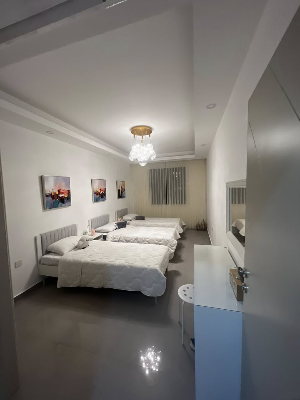 السلام عليكم شقه للايجار في مجمع النسيم ستي مساحه ١٤٠ م موثثه للتواصل ***********
