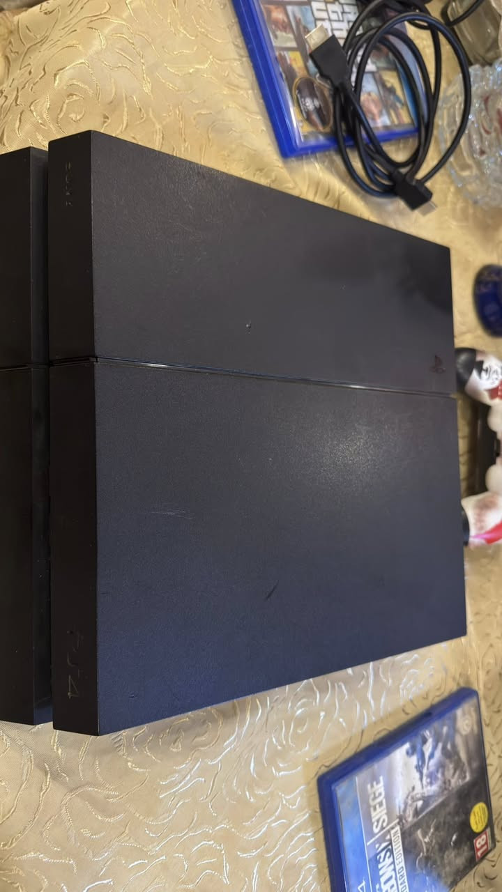 السلام عليكم 

بلي فور فات للبيع
ملحقات كاملة ( جوستك و كيبل Hd و كيبل تشغيل )
الجهاز نضيف كلش لا مصلح ولا داخل صيانة
الجهاز ويا جوستك nacon احترافي 
و كراند 5 
  و رينبو النسخة الكاملة
و قطعة سماعة 
الجهاز مدخل الاقراص بي يشتغل بس يحتاج تنضيف 

السعر مع الغراض الاضافية 230 و بي مجال 
العنوان بغداد سيدية 
رقم ***********
واتساب موجود 
لا يوجد توصيل
