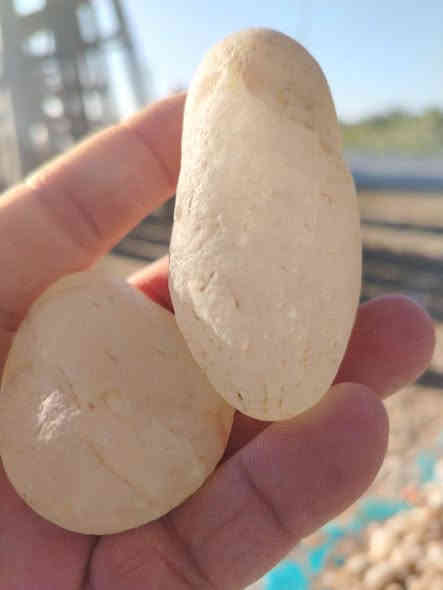 ورد عن الإمام الصادق (ع) أن من يتختم به يُعطى ثواب حج وعمرة، وأن النظر إليه يعادل النظر إلى وجه الرسول (ص) وعلي (ع) ويُبعد كيد الشياطين. ويُقال أيضًا أنه يرفع طاقة المتختم به ويعطيه هالة من الصحة والقوة الروحانية، وهو مفيد في التأمل ووضوح الذهن.  
در النجف الاصلي خامة سعر القطعة ألف دينار المكان نجف ***********
