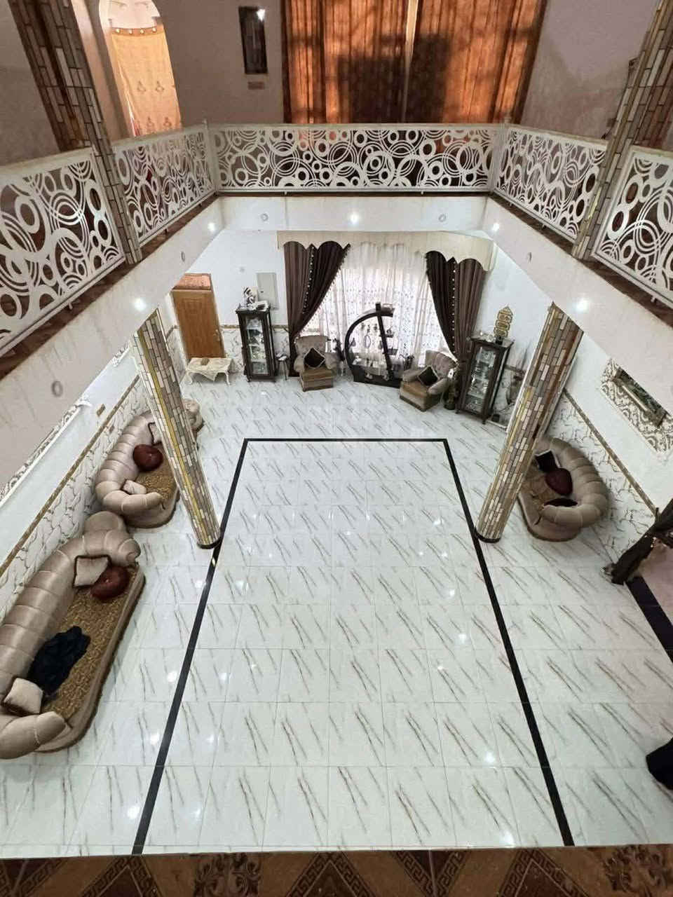 دار للبيع
الرقم ***********
المكان كوت الجديدة نزلة البتروميل
المساحة ١١٠٠ متر 
يتكون من طابقين الاول غرفتان اسويت كامل 
وصالة ومطبخ حار ومطبخ بارد الطابق الثاني يتكون من عرفة سويت كامل وغرفتان بدون صحيات وصالة وصحيات خارج البيت 
مع مشتمل 
يتكون من غرفتان وصالة ومطبخ وصحيات 
مع اسواق 
وحديقة كبيرة ٢٠٠ متر
السعر ب 350 وبي مجال بسيط
