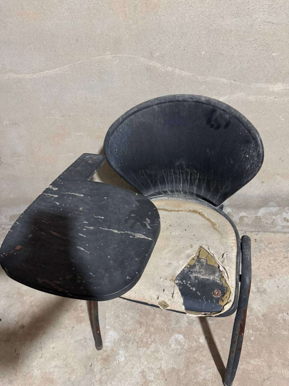 للبيع 6 كراسي. 
وستول دراسه


**إذا كنت صاحب هذا الإعلان وتريد حذفه لأي سبب، رجاءا أرسل رسالة إلى الدعم الفني**