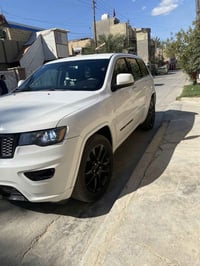 لبيع جيب كراند شيروكي  موديل ٢٠٢١ أللون ابيض  ماشية ٣٢ ميل  السيارة جد...