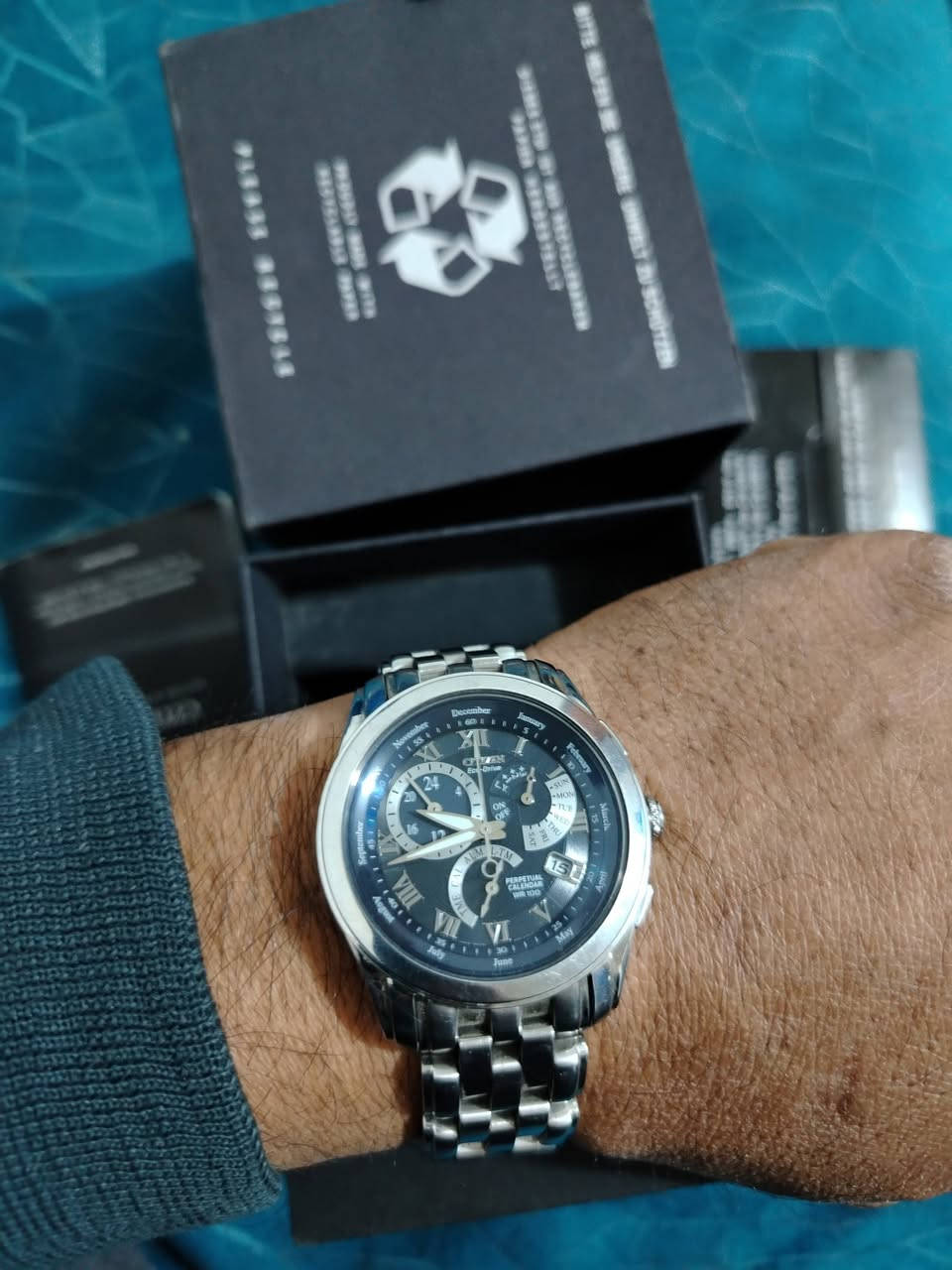 ستزن، ياباني ايكو درايف شحن ضوئي، سناتر كله شغاله وتاريخ يومي مع علبه وملحقات تناسب اليد الناعمه والمتوسطه والخشنة، نقص في حبات السير،مينة مميزة تنطي عدة الوان، السعر 200 $، يوجد توصيل ***********
