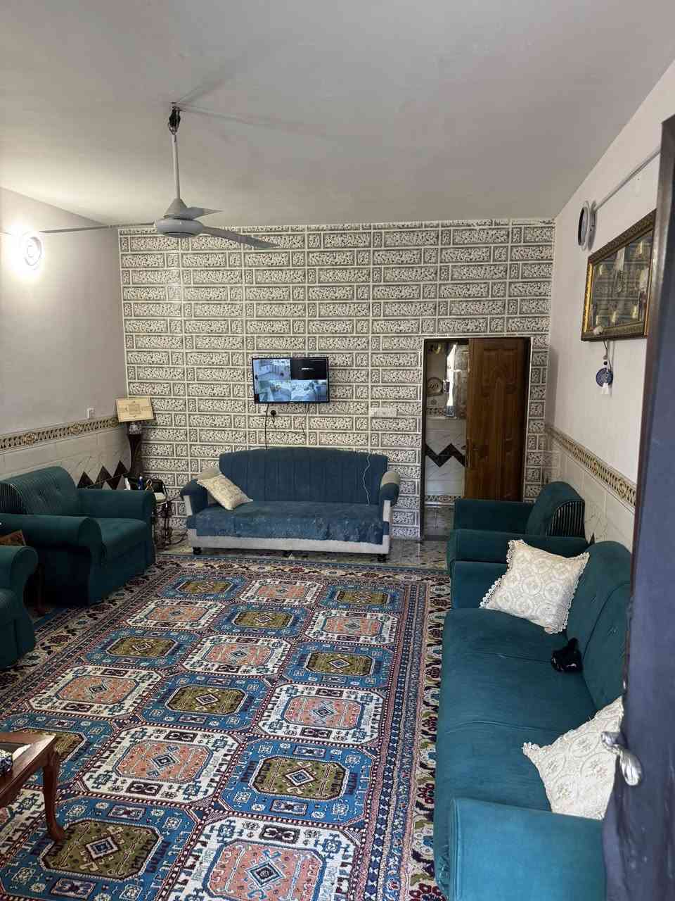 سلام عليكم دار للبيع مكان بغداد حي العامل قرب فلكه حياوي خلف فلافل الرياضي.  المساحه 140متر الطابق الاول عكاده والثاني مسلح يحتوي على كراج خارجي ويحتوي على غرفتين جوه + مطبخ حار وبارد +حمامين جوه. والطابق الثاني يحتوي على غرف عدد 2 + حمام + ممر   السعر الاتصال على الرقم ***********
