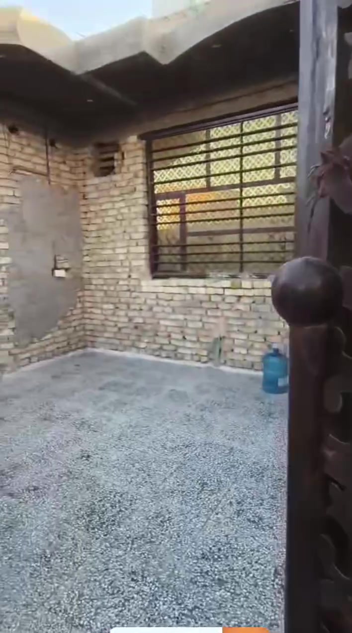 بيت ٢٠٠ بناء طابوك غرفتين واستقبال ومطبخ وحولي مرتفع عن البيت نص متر تبليط الباب البيت ومجاري وكهرباء مي اساله السعر 85 وبي مجال اتصال عل هاذ رقم ***********
