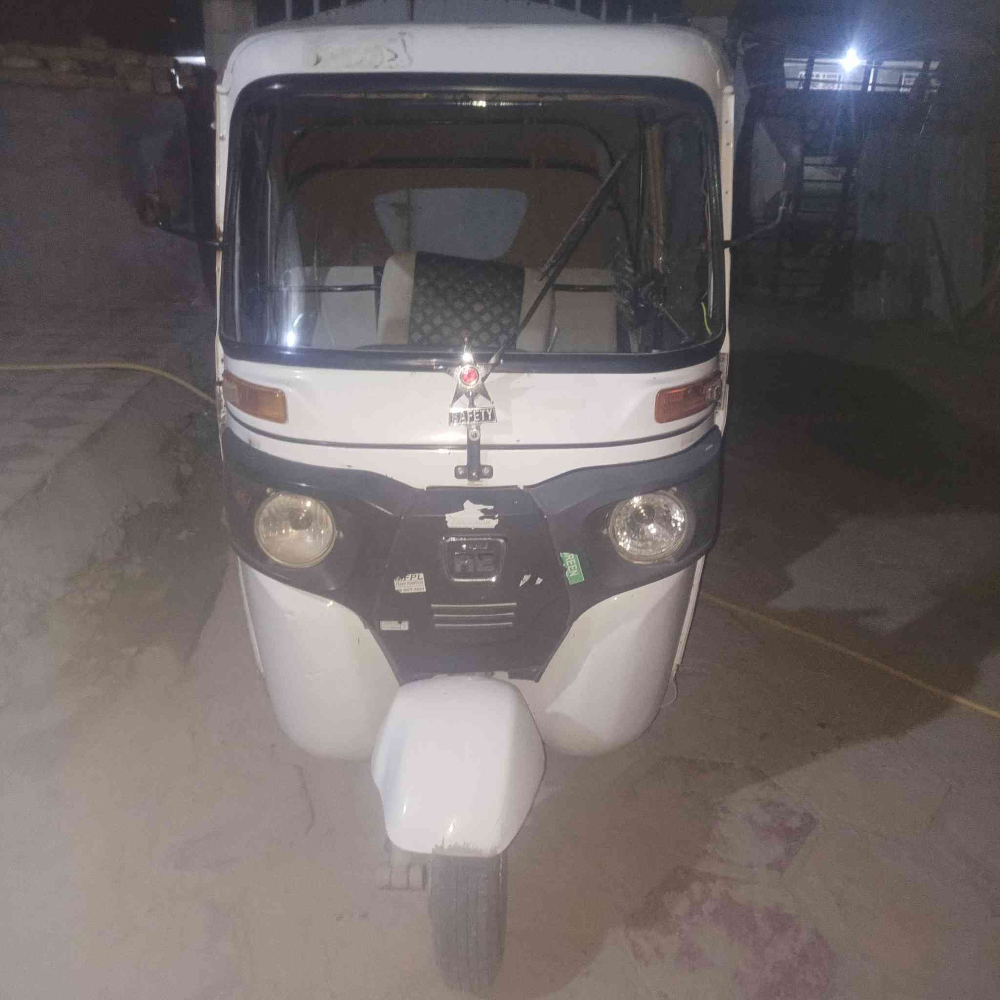 سلام عليكم تكتك بجاج لبيع مديل ٢٢أوراق أصولية تعبانة شوية متومة أكفلك سرقة وعشائر سعر ٥٢٥٠وبيهة مجال الطيبين مكاني بابل دبلة الاستفسار على رقم ***********
