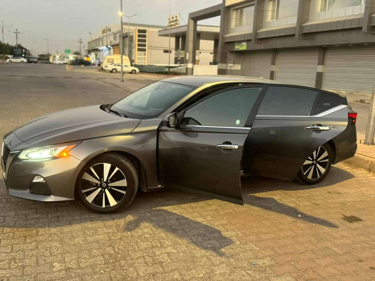 السلام عليكم للبيع 
نيسان التيما 2021 /اللون الفيلي 
الفئه SV
تحكمات ستيرن جهتين 
شاشه ترحيب 
بصمه ابواب 
رادار امامي خلفي (وقوف ذاتي) 
رادار جانبي 
كشنات مخمل 
كشنات كهربائي
تشغيل عن بعد 
ويل حجم 17
السياره بجم كبس 
ضرر السياره -جامرلغ تبديل 
الباب مال السايق والبونيد صبغ امريكا
*********** خانقين
