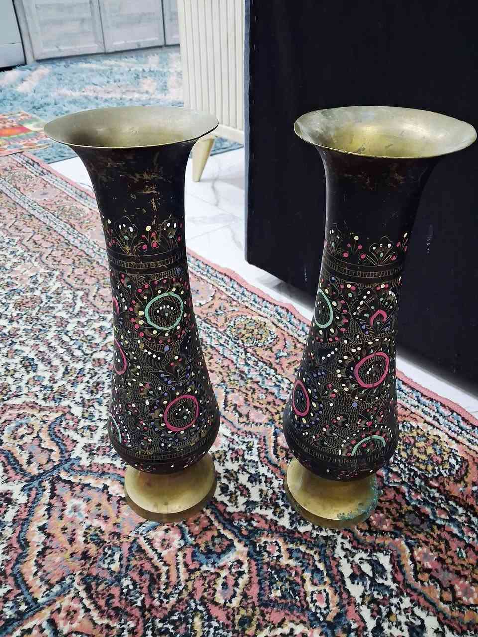 قطعتين فازات نحاس تراثية فخمة ✨
شغل قديم مزخرف يدوي بنقش ملوّن مميز يعطي حضور قوي في الديكور.

الارتفاع: ٤١ سم لكل قطعة
حالة ممتازة ومناسبة للعرض أو للاستخدام كقطعة ديكور ملفتة.

متوفرة كزوج — مناسبة للمجالس والبيوت بطابع كلاسيكي أنيق.
الوحدة ب١٤ الدينار والثنتين ب٢٤ دينار 
متوفر خدمة توصيل


**إذا كنت صاحب هذا الإعلان وتريد حذفه لأي سبب، رجاءا أرسل رسالة إلى الدعم الفني**