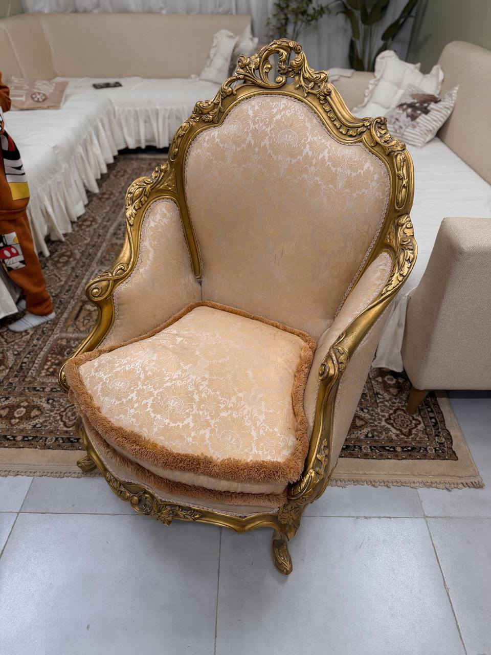 تخم ملكي نضيف  8كراسي وقنفات2
تخم نضيف هيكل نجاره قوي يحتاج دوشمه وترتيب صبغ 
تواصل ***********  تفاصيل اكثر دخل خاص
