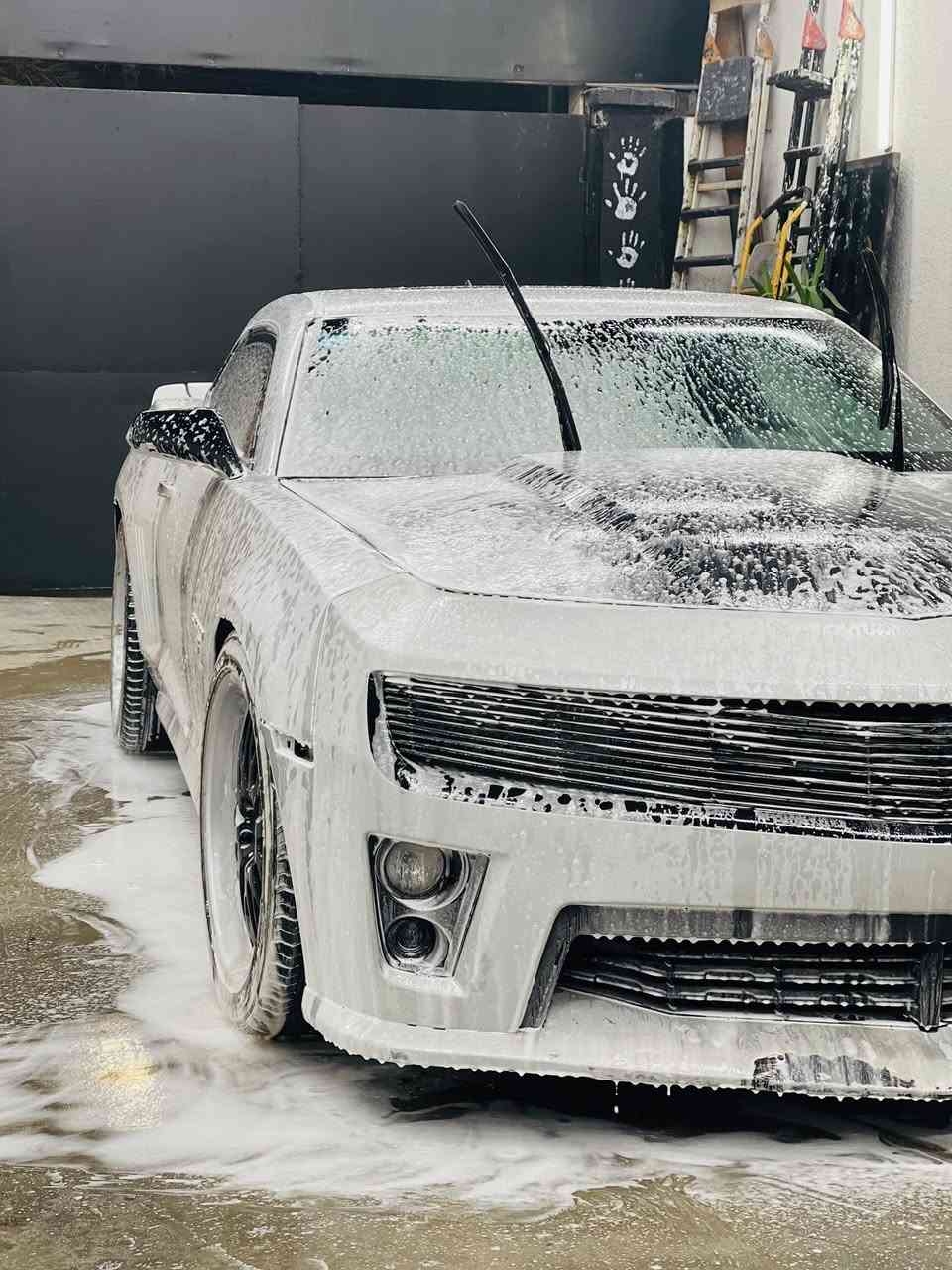 السلام عليكم
كمارو 2010 6200cc 2SS 

الحادث # كلين 

السياره مابيها ولا قطرة صبغ 

بنيد مبدل فقط 

لتقارنوها بلمهجومات والأحزام والعام 

السياره بدون قطرة صبغ 

المواصفات والإضافات العليها 

1- فتحه (سلايد روف)

2- سستم صوت 🔊 BOSTN

3- كشنات كهرباء 

4- عليها شوته KN 

5- هدرز دوك ثرولي لونك تيوب 

6- دبات HT POWER اطفي وتشغل براحتك 

7- دواسات جانبية

8- عليها وياله اصليه تو سايز 

9- تخم تاير جديد 

10- تحكم ستيرن 

11- داخل جلد احمر واسودّ ستوني مدوشمهن 

12- جناح خلفي 

13- دعاميه ZL1 

14- 4 كيجات 

15- الكير مزود بحشوة ZPACK 

16- رقم بغداد مشروع وطني تحويل ثاني يوم 

17- عليها شباك مموجود بلعراق كله 😂🤍

السياره من انضف وأحلى الكماروات بموديلها 

السياره نضيفه جداً وعليها ادامه كامله من فلاتر ودهن وبانزين كله محسن مشامه العادي السياره 

مكاني كربلاء 
سونار السياره موجود 

***********

***********
