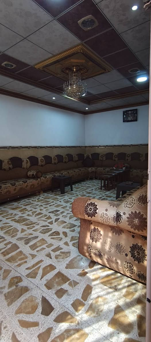 بيت للبيع 100متر مربع بالايمن حي رساله قرب مستشفى اطباء بلا حدود سعر95وبي مجال للشراي الاستفسار رقم صاحب البيت ***********
