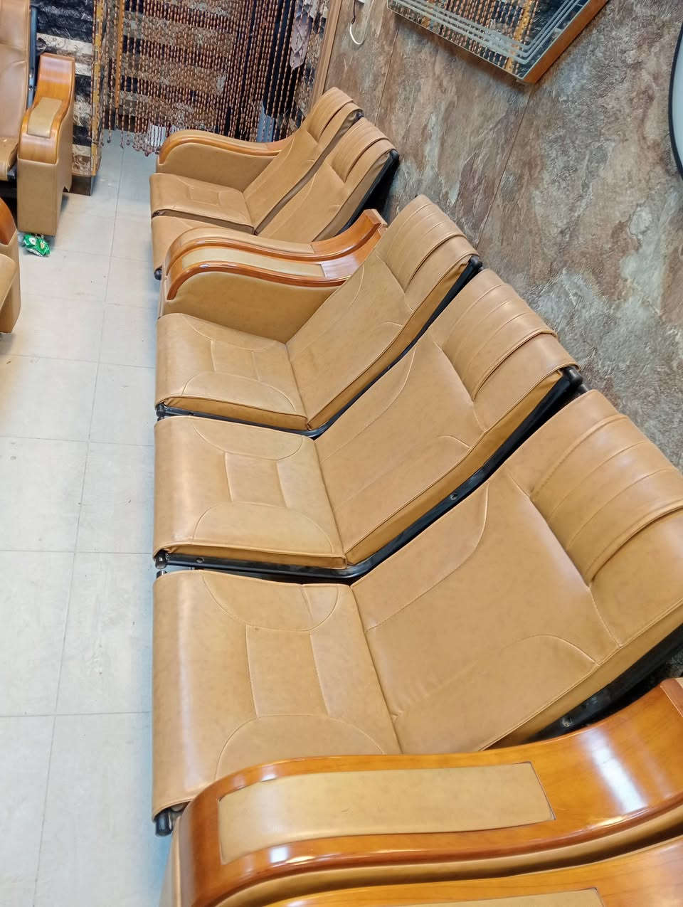 سلام عليكم تخم كامل 13مقعد جلد طبيعي فول نظافه وكو بعد 2قنفات مامصورهن وتركيات  اليدات خشب بلوط ولهياكل حديد السعر 500 المكان بغداد الجديدة المشتل ***********
