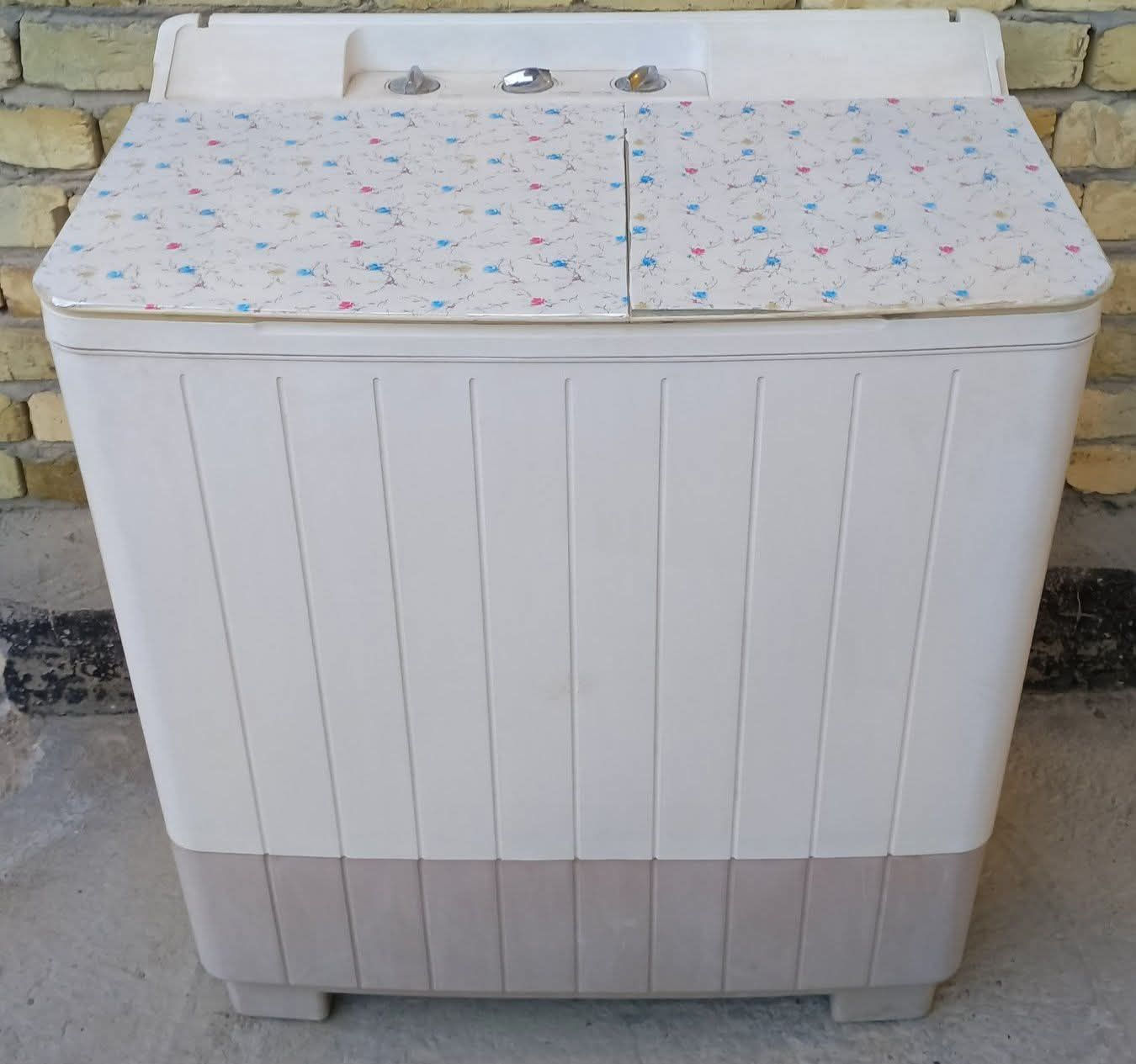 غساله شغاله غسل وتجفيف حجم 15 كيلو نظيفه مابيها اي عطل السعر 55
***********
