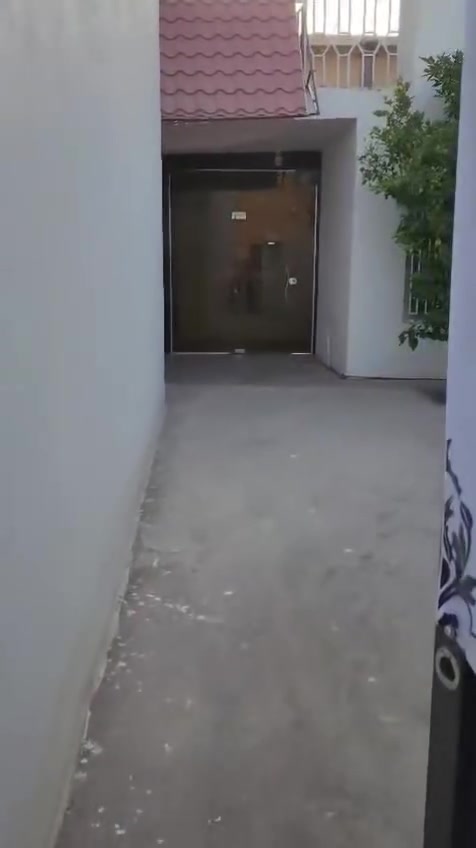 بيت للايجار بداية شارع عشرين من جهه جامع الدولة يحتوي البيت ع غرفتين نوم وهول وصالة وديوانية ومطبخ وصحيات عدد٢ .
التفاصيل موجوده من خلال الفديوهات .
البيت يصلح ان يكون مذخر او مكان لتوزيع خدمات توصيل او معهد وايضا سكني
التواصل ع الرقم واتساب ***********
