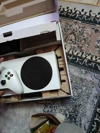 إكس بوكس سيريس اس ذاكرة 500 استخدام ثلاث اشهر مرتب الجهاز كامل ملحقاته...