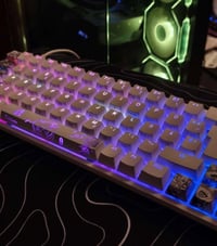 كيبورد مع ماوس لوجتك سعرهن 140 واتس اب 07765673611