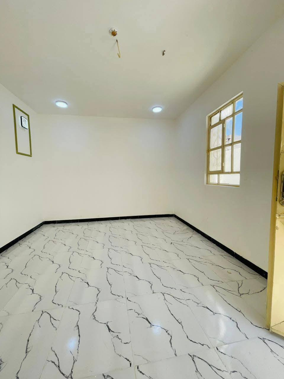 سلام عليكم عندي بيت 100 متر نجف كوفه شارع المطار القديم البناء صب فوق وجوه مسلح نقطه داله القرب مدرسه الاهليه*********** مدرسه  الاهليه السعر المطلوب وبي مجال البيع مستعجل المدرسه الاهليه سيد حاكم السعر خاص ايجار البيع مستعجل اللي يحب راسلني يتصلض
