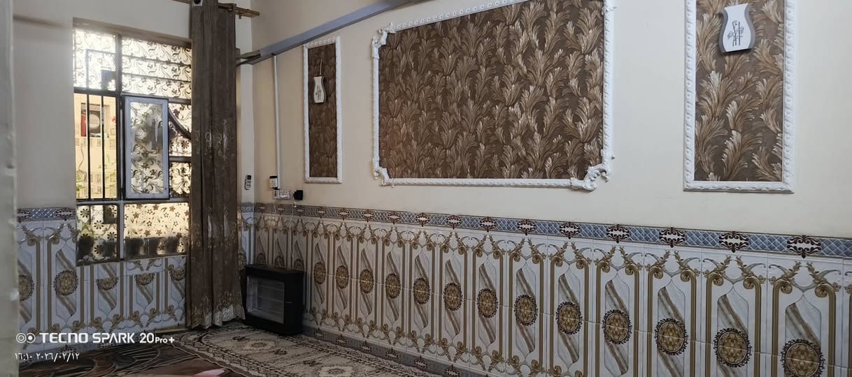 السلام عليكم
بيت مساحه 115م 
طابقين كامل جاهز للبيع 
ماء مجاري كله كامل 
كهرباء 
بيت جاهز على اخر 
شارع مدرسه خيرات ثاني فرع على يمنه 
الاستفسار 
***********
