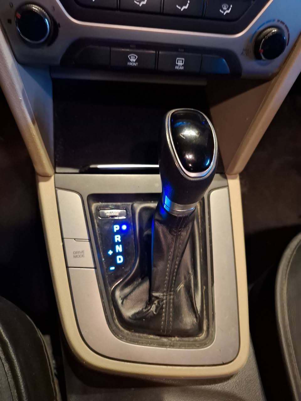 النترا ٢٠١٨ خليجي رقم اربيل السنوية بسمي
عداد 130000 قابلة للزيادة
محرك 2000 دوش
 اربعه دسك 
شاشه وكامرة 
حساسات خلفيه تحكم اسنيرن جهتيتن 
ثلاث انظمة قيادة 
مانع انزلاق 
ويل 16 وحساس اطارات 
تبريد قطعتين 
مكان السيارة / النجف الاشرف
السعر 140 $
رقم الهاتف ***********
