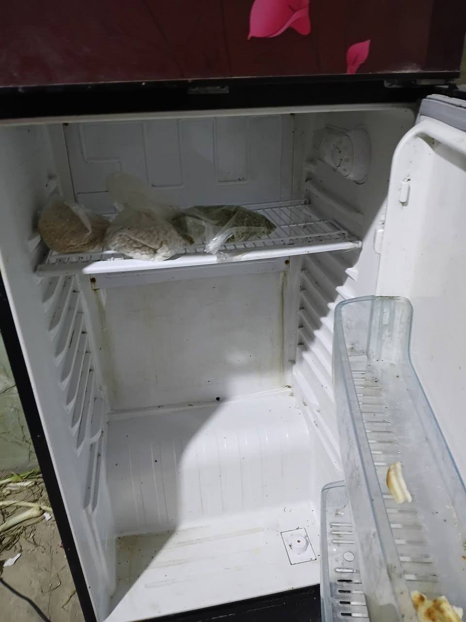 ثلاجه اخت جديد معوزه غاز سعر ٦٠الف***********
