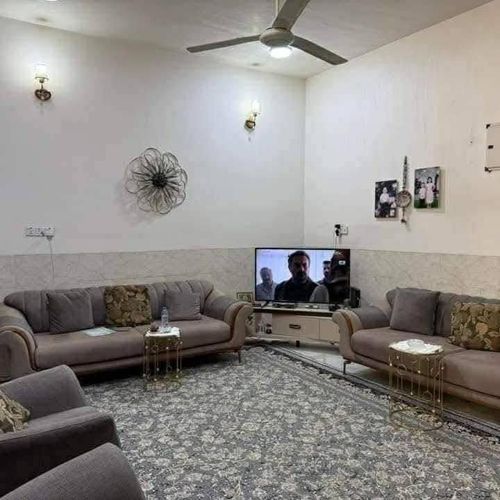 دار 🏠 للبيع 
حي الضباط حي الأمام 
بناء 2018 نضيف جدا 
طابقين 
يحتوي على ٣ غرف نوم وصاله وكلدور ومطبخ ومجمع صحيات 
المساحه ٢٠٠متر الواجهه ١٠متر نزال ٢٠متر 
للاستفسار ***********سيد علي 
مكتب 🏢 الوسيط حلة, بابل
