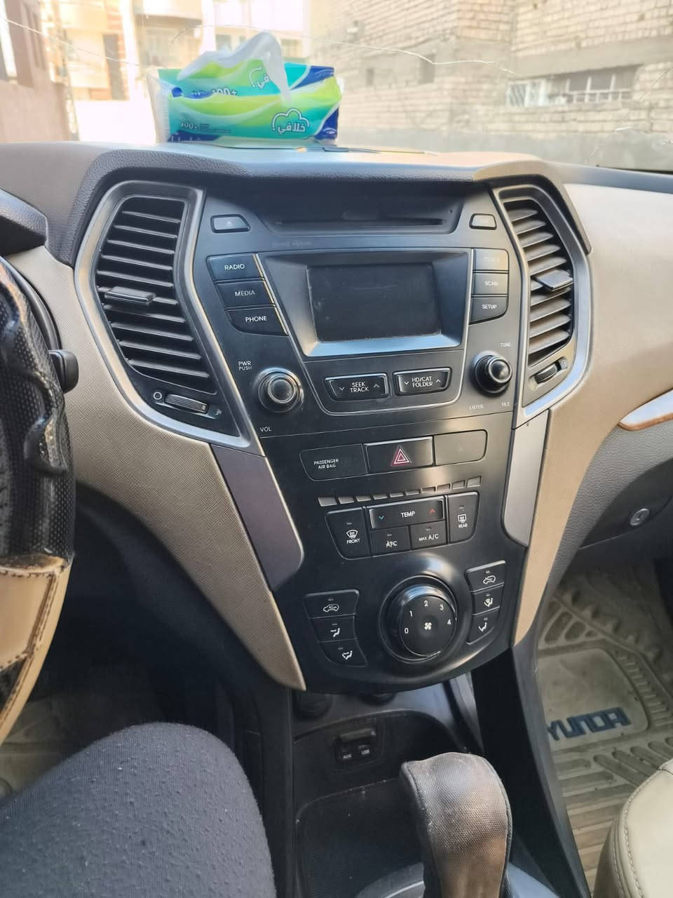 سلام عليكم سنتافيا 2014 امريكي ضربته بابين السايق والي ورا السايق مصبوغه صفحه مال بابين وصارت 5 قطع صبغ بيه  و الجاملغ اليمنه ضربه شبر و الصفحة اليسره كله مصبوغه الباقي مكفول البجم الامامي و الخلفي سياره 4 سلندر مقاعد 5 حجم المكينه 2500 الركاب 5 رقم بغداد و السكن بغداد حي العدل  و سياره ب اسمي مشروع وطني  ماشية 134 و كير و المكينه مكفول تختم تاير جديد سعر السيارة 115 بيه محال حق الجيه رقم الهاتف ***********
