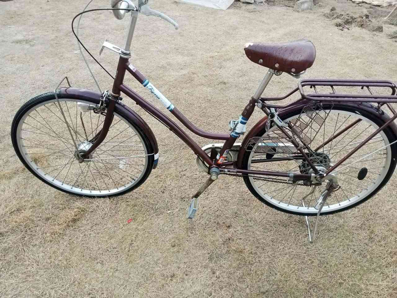 سلام عليكم بيسكل للبيع ياباني حجم 26 كير وحساس تيرات وجوابة جدد والويالة موس بيسكل  كامل ما نقصة برغي دسك كبس الصلي بيسكل نضيف جدآ شخط ما بي سعر 95 وبي مجال بسيط مكان حلة مقابل كوين بارك ***********
