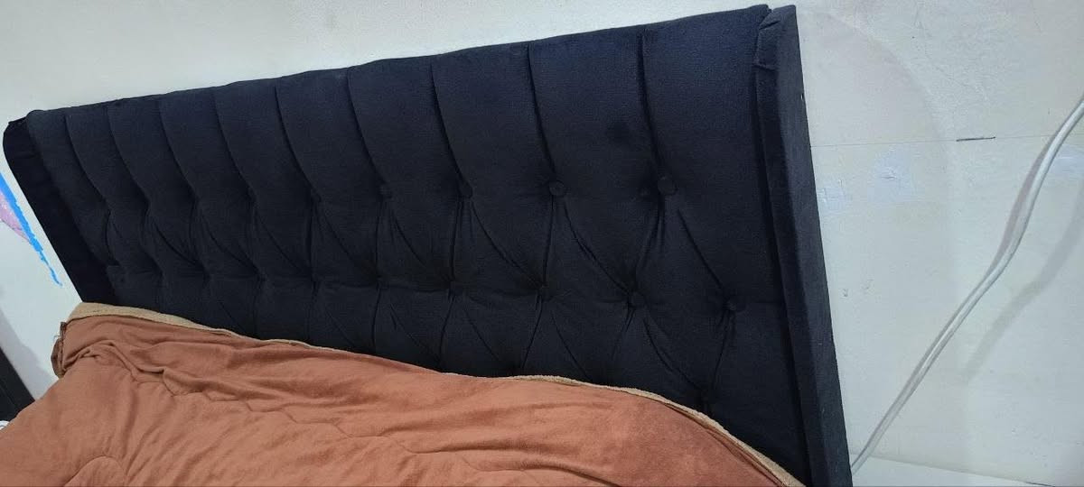 السلام عليكم غرفة نوم 4 قطع جديدة ونظيفة 
خشب MDF صناعة معمل الفرسان 
كنتور 
ميز تواليت 
جرباية 200*180
جرارات 
واتساب 
***********
