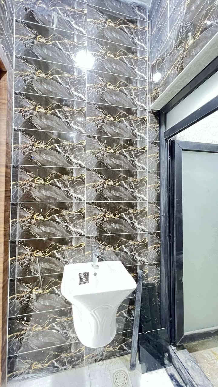 دار سكن للبيع
___
العنوان : حي الجامعة 
 داخل مجمع حيدر ابن حجي هندي النموذجي
بداية المجمع البلوك الأول قرب البوابة 
مجمع خدمات كاملة
كهرباء _إنارة _ماء _مجاري _ تبليط _ أرصفة_مولدة منطقة
_يقع على شارع بعرض 15 / M _موقع مميز  

-------------------------------------
زراعي سند 25 
بناء حديث  
غير مسكون
طابق واحد كونكريت مسلح

المساحة :200 / M

--------------------------------
 تفاصيل البيت 
____
غرف نوم عدد 2 نظام سويت، صالة عدد 2، استقبال، مطبخ(حار+بارد)، مجمع صحي عدد 2، گراج سيارة،  ***********
08806167802
