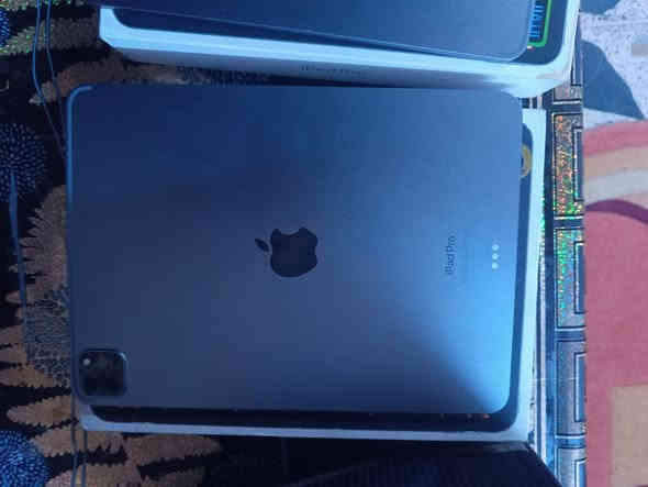 ايباد ١١ جيل الرابع عدد ثنين كامل ملحقاتهن 
ذاكرات ١٢٨ بطاريات ١٠٠ 
كلش نضيفات بس واحد بيهن بي طخه بلكلاس 
وسعر بلاش ولله صارن عليه بلاقساط ٣٢٠٠ 
مكاني بغداد الشعب ***********
