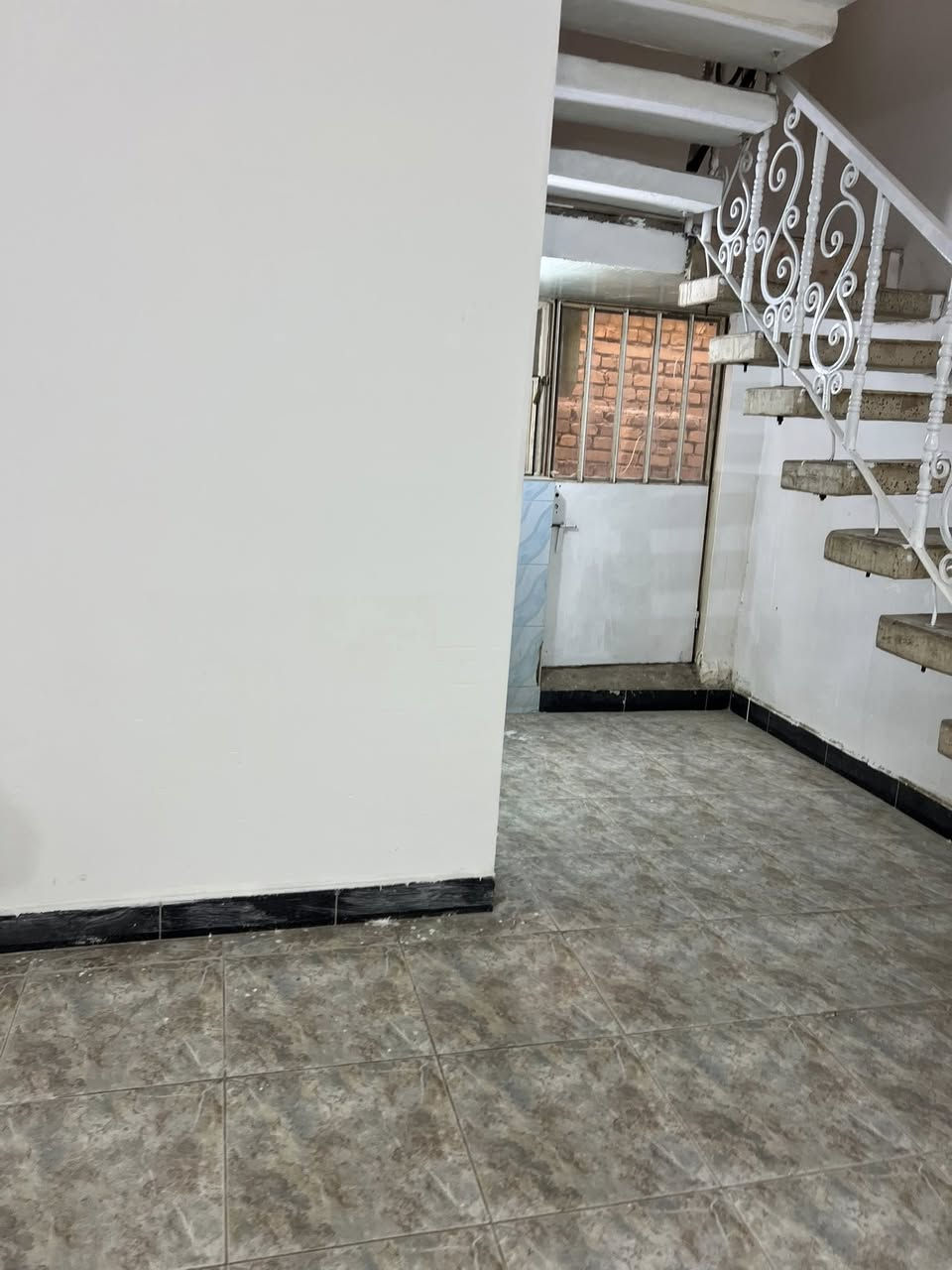 بيت لليجار الخاجيه شارع 40 الرئيسي يرهم شركه معهد روضه سكن 
متكون الطابق الاول كراج مطبخ صاله غرفتين نوم 
الطابق الثاني غرفتين نوم وصاله جبيره وسطح وصحيات 
السفسار التصال ***********
