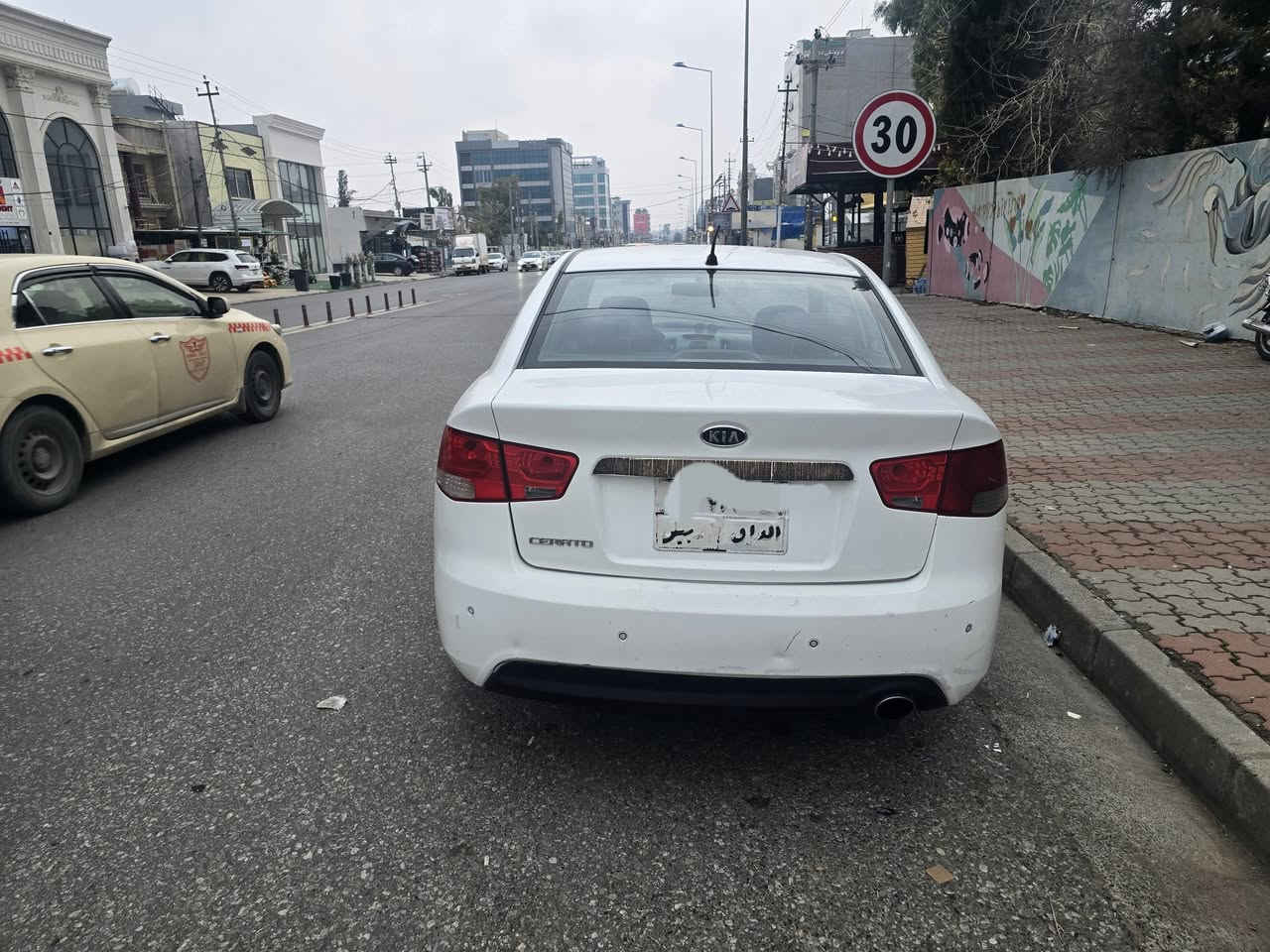 السلام عليكم عندي كيا سيراتو 13 للبيع مكفولة من الصبغ محرك مامفتوح ماشيه 187 خير من الله تحكم جهتين بلوتوث سنويه منتهيه اتريد تحويل وكاله حاضر مكان السياره أربيل شارع 60 عارضها 105 ومجال للشراي للإستفسار اتصل بالرقم واني بالخدمه ***********
