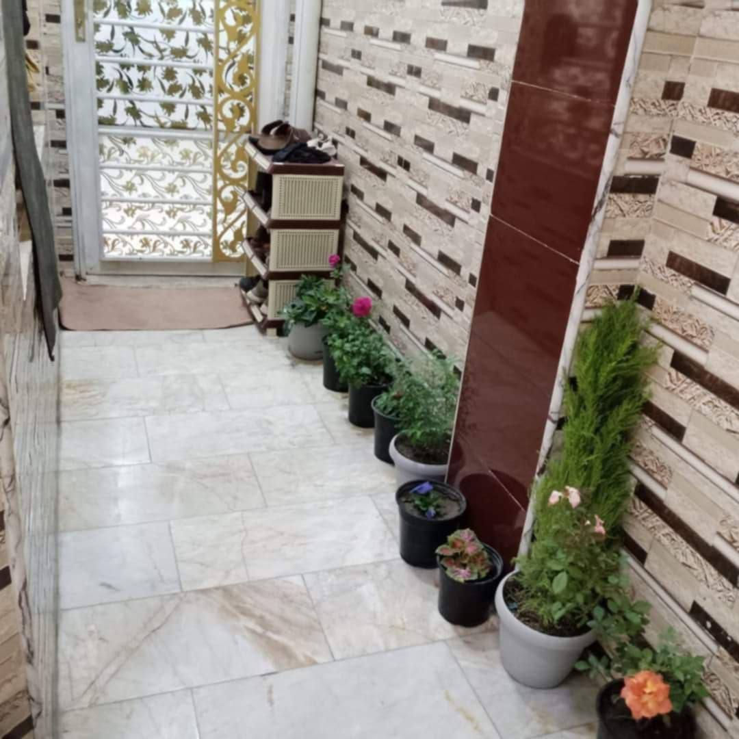 بيت 100م نهايه شارع الشفلات البيت نضيف وجديد وبناء يحتوي على استقبال ومطبخ وغرفة نوم وصاله وحمام 2والطابق2غرفه وصاله وحمام والاخير مخزن والبناء طابوق والسقف صب مركزي البيت فارغ تسليم فوري الاستفسار ***********
