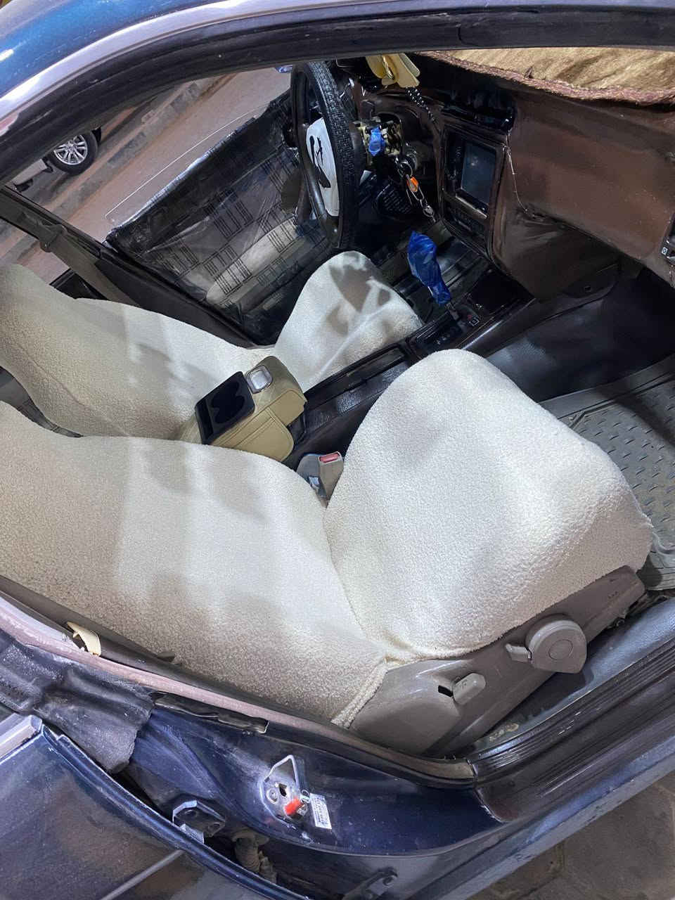 بطه موديل 92 رقم بغداد دولي سنويه لل30 مكفوله من الكص والنقل وجميع الاصوليات  مصبوغه عام بدون ضربه قويه مكان السياره نجف تحويل ثاني يوم كير ومحرك جدد حداديه جديده تخم تاير جديد غرفته زينه تبريد عاطل ملاحظه بيه خيط بخار قليل كلش بدون تنقيص اني كاتب تفاصيل كامله اقره المنشور واتصل وبيك خيرودلل السعر 38ورقه وبيه مجال *********** شكرا
