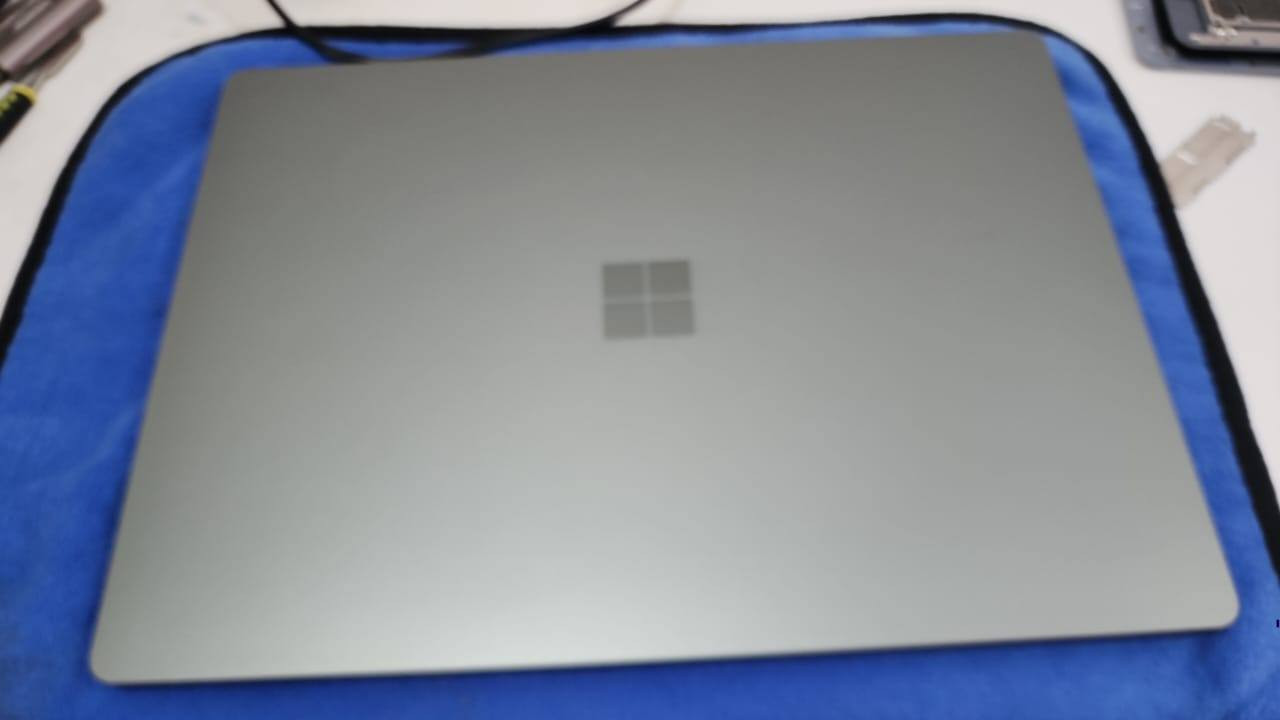 🇺🇸 وارد الولايات المتحدة الأمريكية – نسخة أصلية 

💻 Microsoft Surface Laptop 5

✔️ المعالج: Intel Core i7-1265U (الجيل 12)
✔️ الذاكرة: 16GB LPDDR5x 5200MHz
✔️ التخزين: 512GB SSD
✔️ كارت الشاشة: Intel Iris Xe Graphics
✔️ الشاشة: 13.5 إنج لمس (Touch)
✔️ الدقة: 2256×1504 (2K)
✔️ نظام التشغيل: Windows 11 Pro
✔️ يدعم اللمس المتعدد حتى 10 نقاط
✔️ هيكل معدني أنيق وخفيف الوزن

🔋 حالة البطارية ممتازة: ✔️ عدد دورات الشحن: 17 فقط

✨ جهاز عملي وأنيق مناسب للأعمال المكتبية، الدراسة، البرمجة، والتصميم الخفيف إلى المتوسط.

🔥 بسعر 890 الف دينار عراقي


**إذا كنت صاحب هذا الإعلان وتريد حذفه لأي سبب، رجاءا أرسل رسالة إلى الدعم الفني**