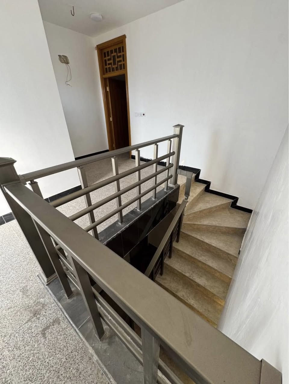 #عاجل
عندي شقة للايجار مستعجل بحي السلام 100 متر حديثة وراقية 

غرفة نوم انيقة + استقبال + مطبخ +صحيات حديثة

خط مولد جاهز ماطور ماء وسخان وتانكي ماء

منطقة هادئة وخدمات كاملة 

للاستفسار اكثر الاتصال فقط غير متواجد عبر الفيس

***********

***********
