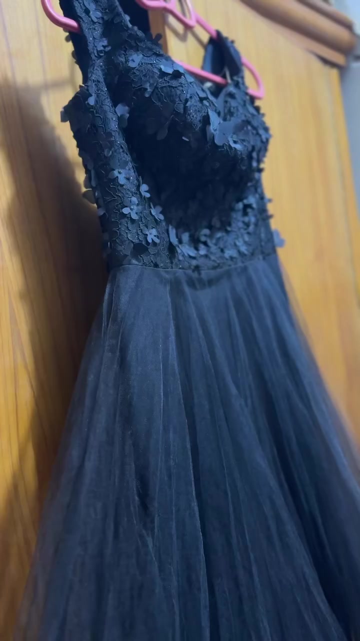 بنات هذا فستاني لبسته بحفلة واحدة و معندي مكان اله ف اريد ابيعه تصميم فرنسي و قياسه 38 يناسب البنات اللي وزنهم بالخمسين ❤️❤️

الجزء العلوي: مزين بتطريزات دانتيل دقيقة وزهور ثلاثية الأبعاد (3D Flowers) تضفي عليه لمسة من الحيوية والفخامة.

التصميم: يأتي بفتحة صدر على شكل حرف "V" وأشرطة كتف رفيعة، مما يبرز منطقة الخصر والصدر بشكل أنيق.

الجزء السفلي: مصنوع من طبقات التول (Tulle) الخفيف والمنفوش، مما يعطيه مظهر الأميرات أو الفساتين الحالِمة .


**إذا كنت صاحب هذا الإعلان وتريد حذفه لأي سبب، رجاءا أرسل رسالة إلى الدعم الفني**