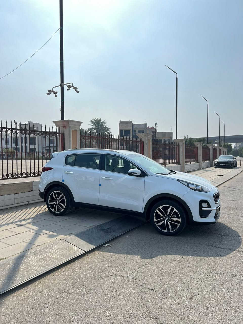 سبورتج 2019 خليجي
ماشيه.  44 الف حقيقي شرط الفحص 
كفاله من الصبغ 
بيه كم رصعه مسحوبه بي دي ار 
محرك 2000
حساس امامي خلفي 
شاشه كامره 
نفكيشن
داخل حمص نص جلد نص قماش
تبريد قطعتين 
مري شفط
 193$ السعر 
مكان السياره بغداد حي الجامعه 
☎️ ***********
